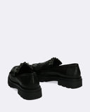 Mocassini con frangia e borchie