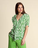 Blusa in fantasia con volant