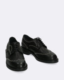 Stringate con borchie