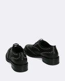 Stringate con borchie