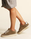 Sneakers in suede
