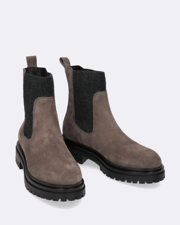 Chelsea boots in velour